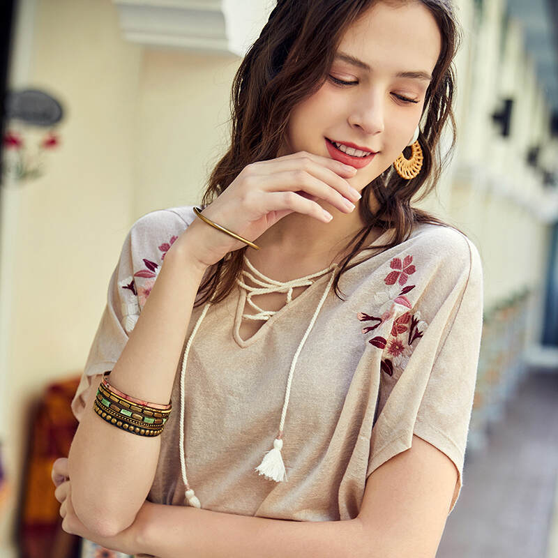 ARTKA 2020 لربيع وصيف جديد المرأة تي شيرت خمر زهرة التطريز الخامس الرقبة تي شيرت بشراشيب فضفاضة قصيرة الأكمام تي شيرت ZA20004C